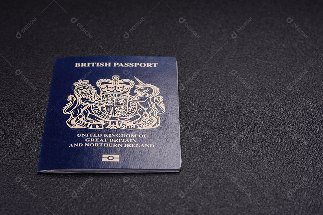 Passaporte britânico em uma mesa de concreto