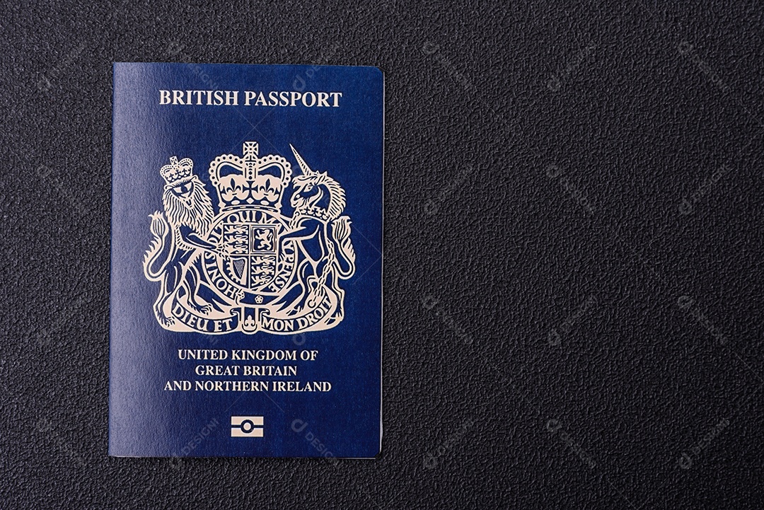 Passaporte britânico em uma mesa de concreto