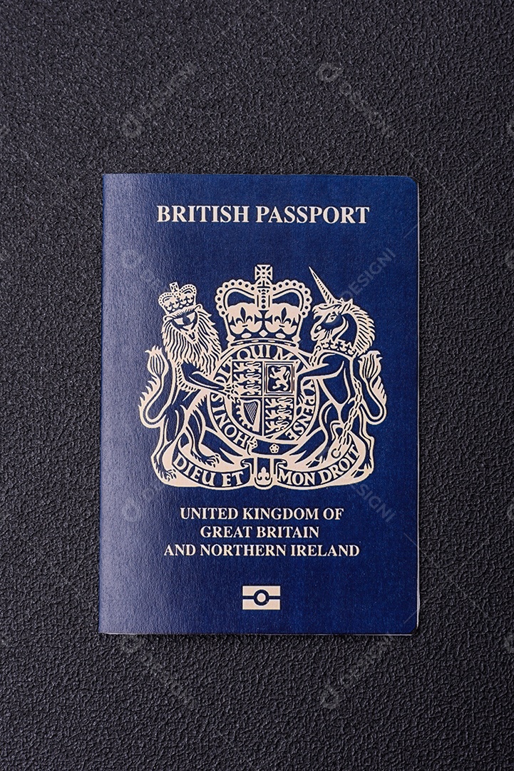 Passaporte britânico em uma mesa de concreto