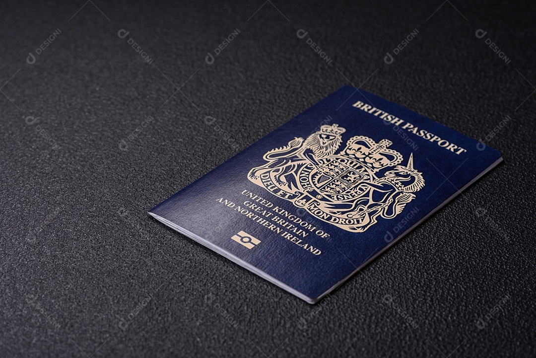Passaporte britânico em uma mesa de concreto