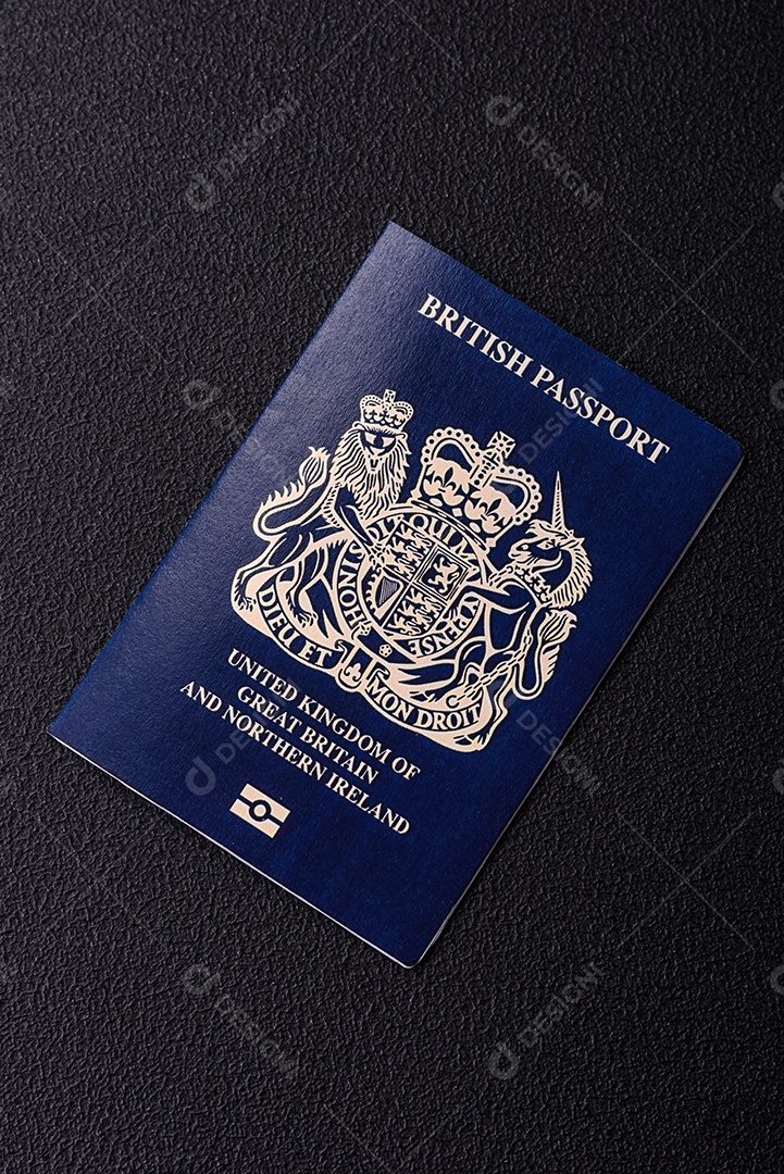 Passaporte britânico em uma mesa de concreto