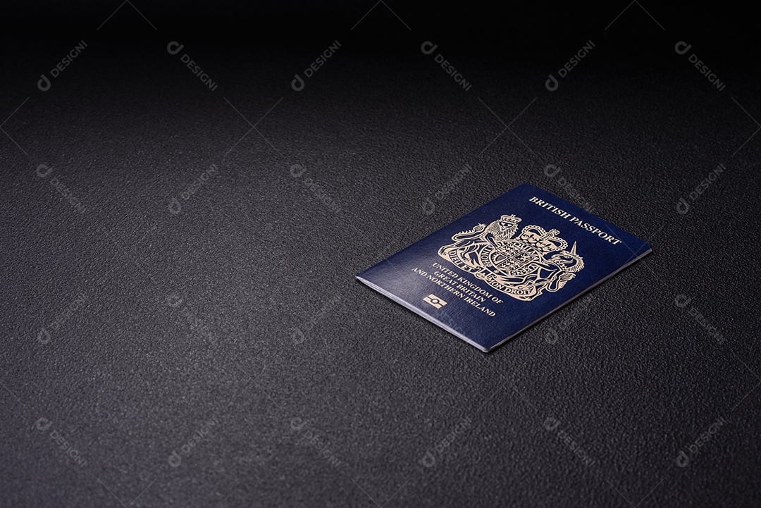 Passaporte britânico em uma mesa de concreto