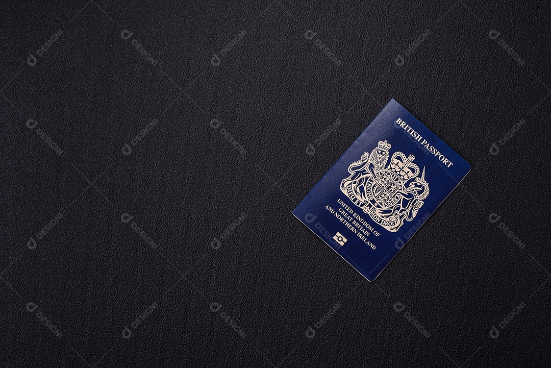 Passaporte britânico em uma mesa de concreto
