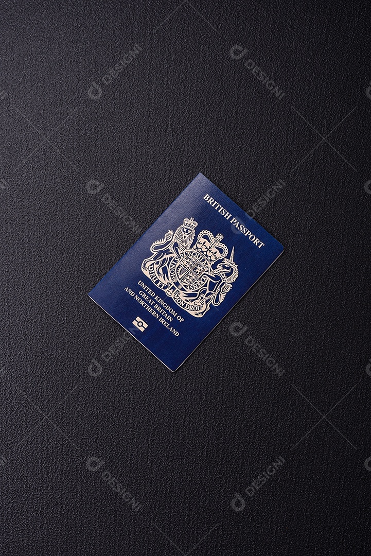 Passaporte britânico em uma mesa de concreto