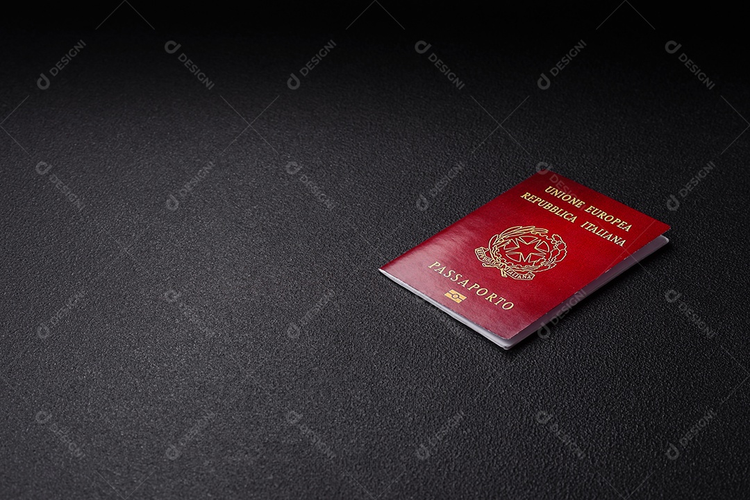 Passaporte Italiana em uma mesa de concreto