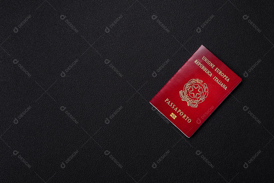 Passaporte Italiana em uma mesa de concreto
