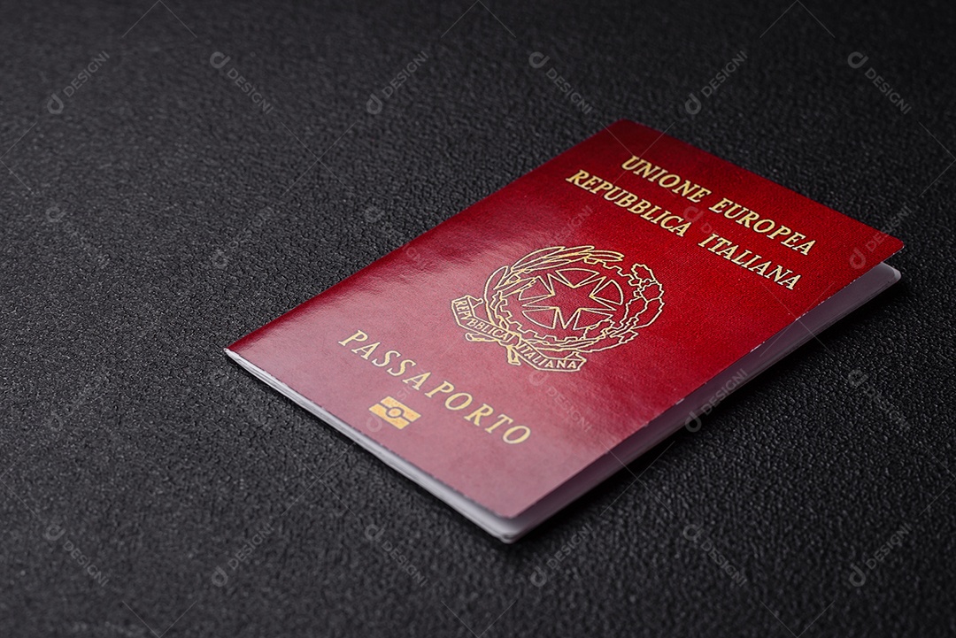 Passaporte Italiana em uma mesa de concreto