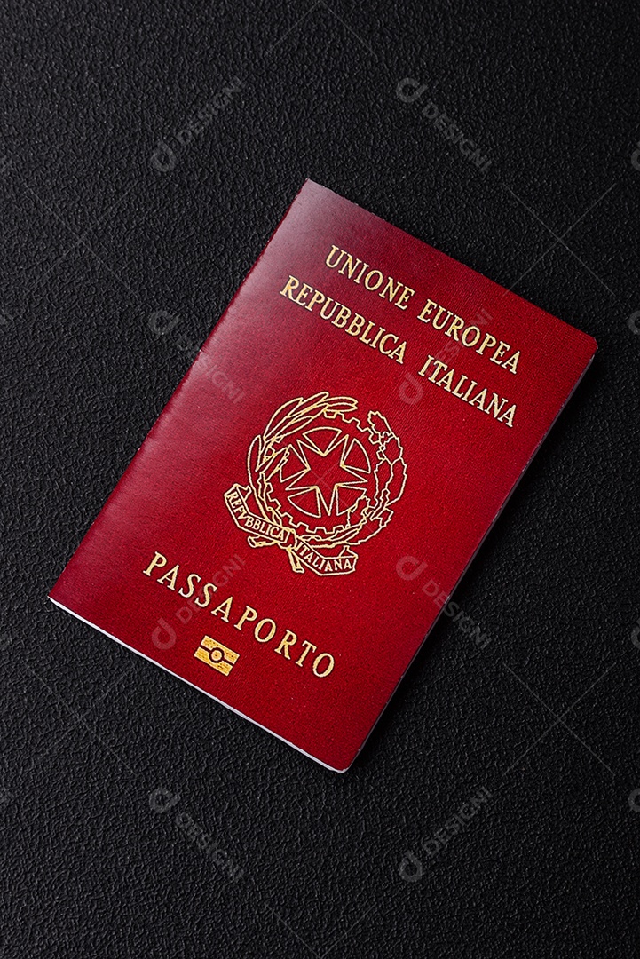 Passaporte Italiana em uma mesa de concreto