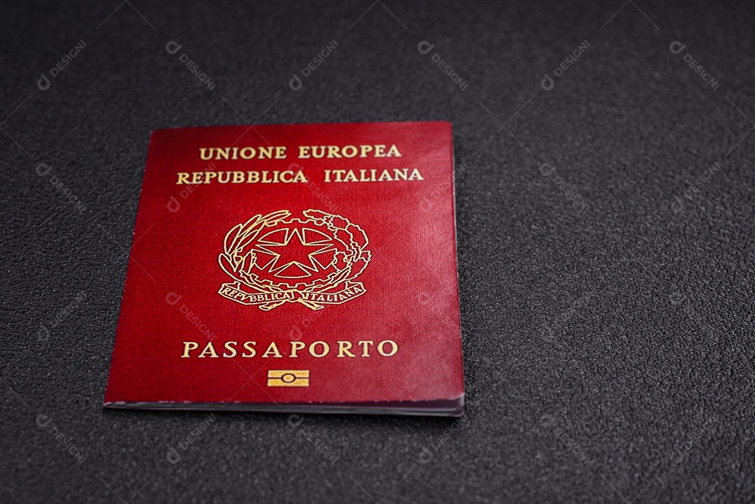 Passaporte Italiana em uma mesa de concreto