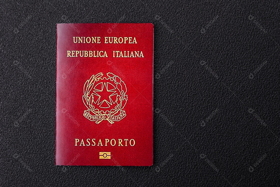 Passaporte Italiana em uma mesa de concreto