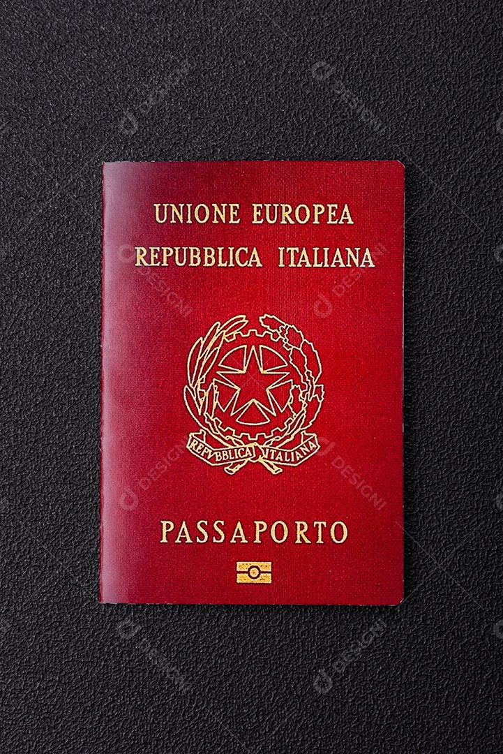 Passaporte Italiana em uma mesa de concreto