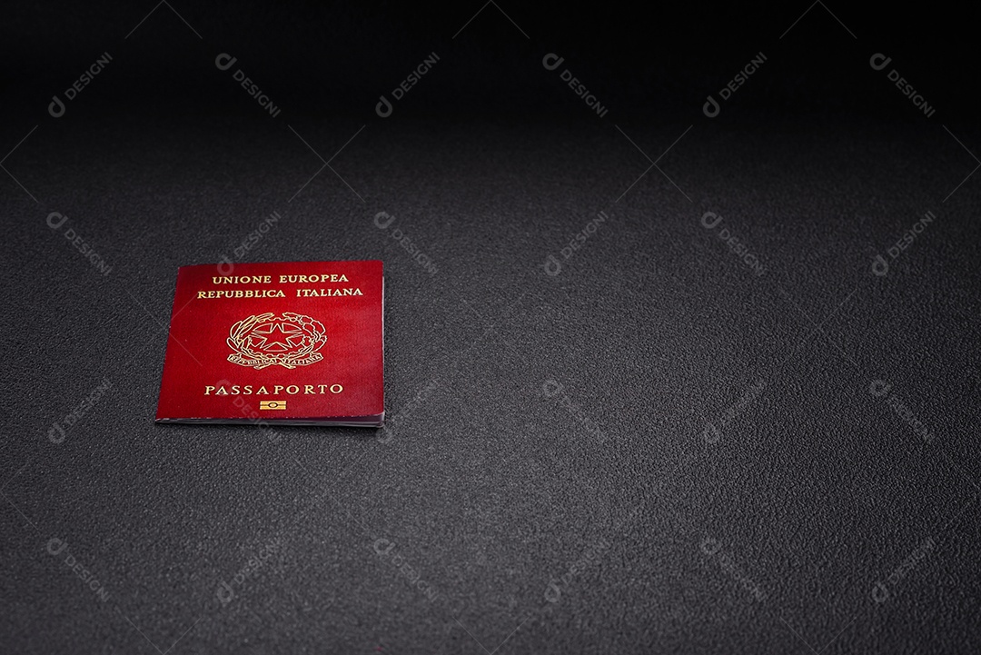 Passaporte Italiana em uma mesa de concreto