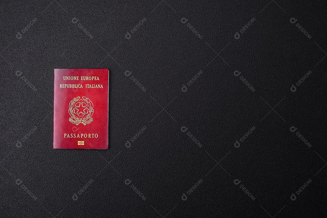 Passaporte Italiana em uma mesa de concreto