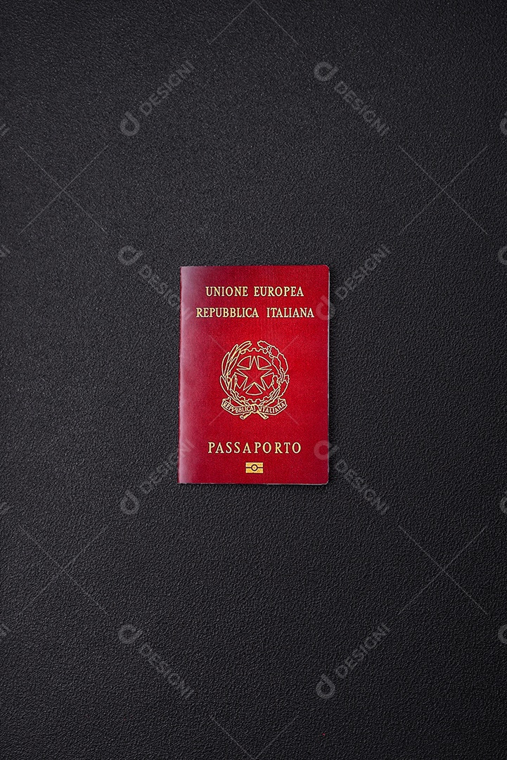 Passaporte Italiana em uma mesa de concreto