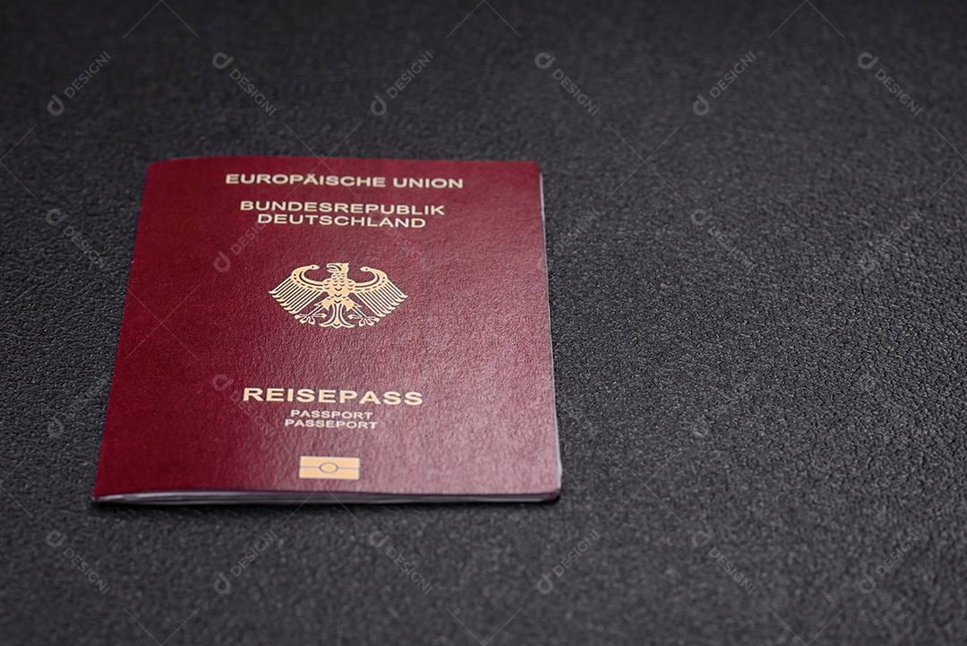 Passaporte Alemanha em uma mesa de concreto