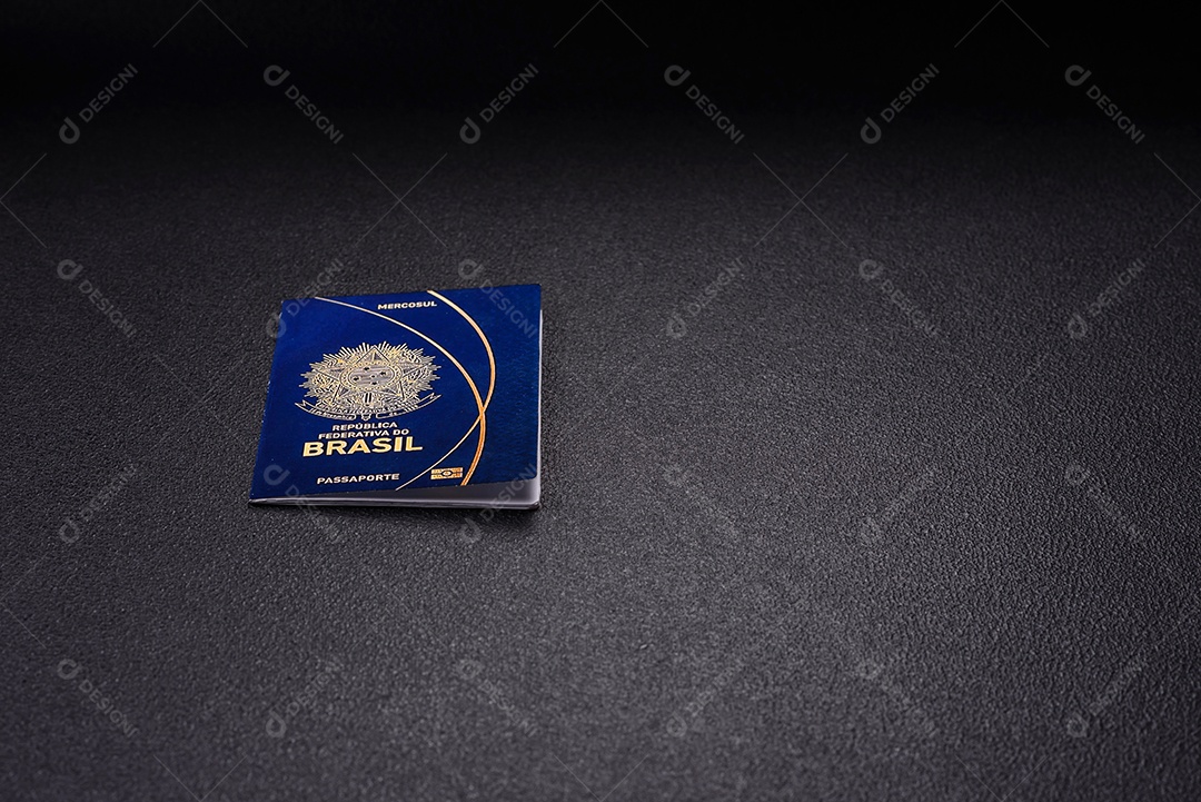 Passaporte brasil em uma mesa de concreto