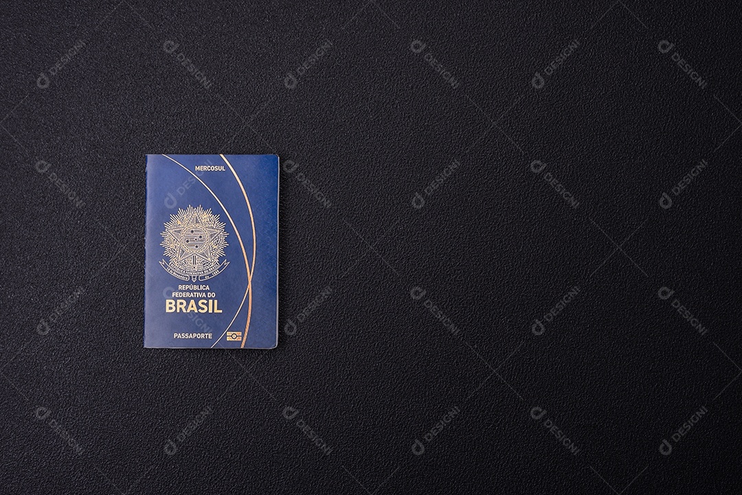 Passaporte brasil em uma mesa de concreto