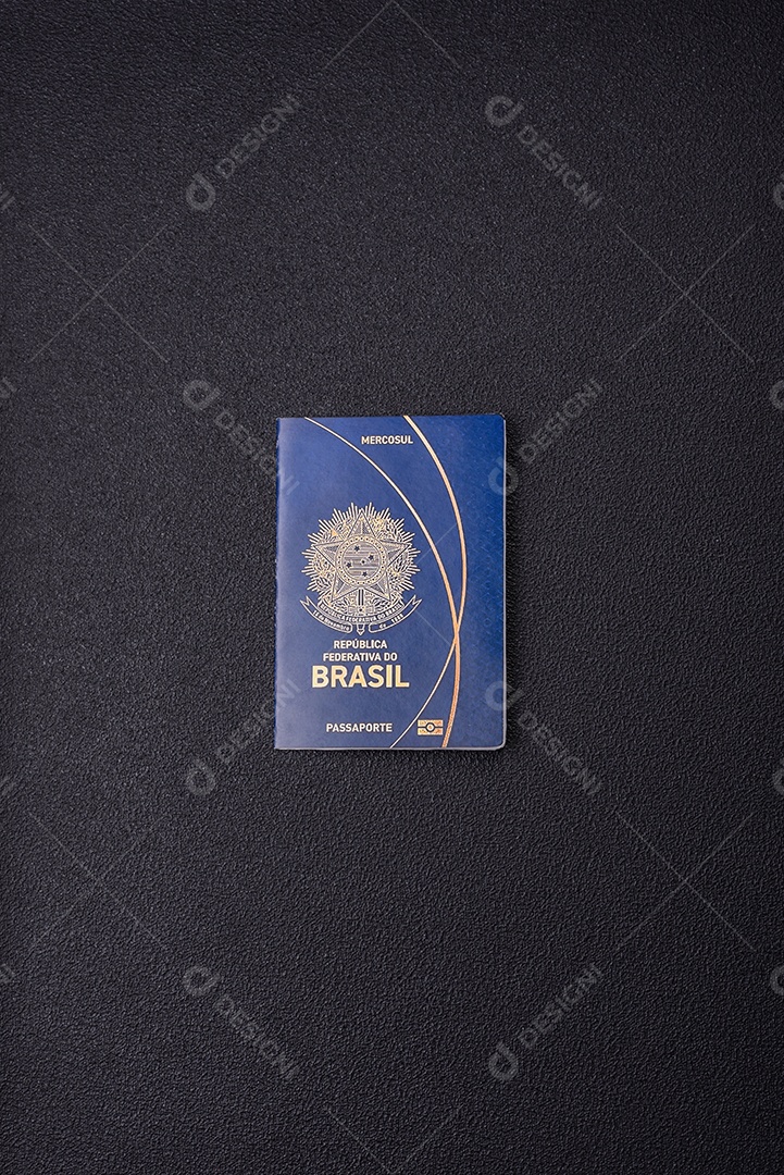 Passaporte brasil em uma mesa de concreto