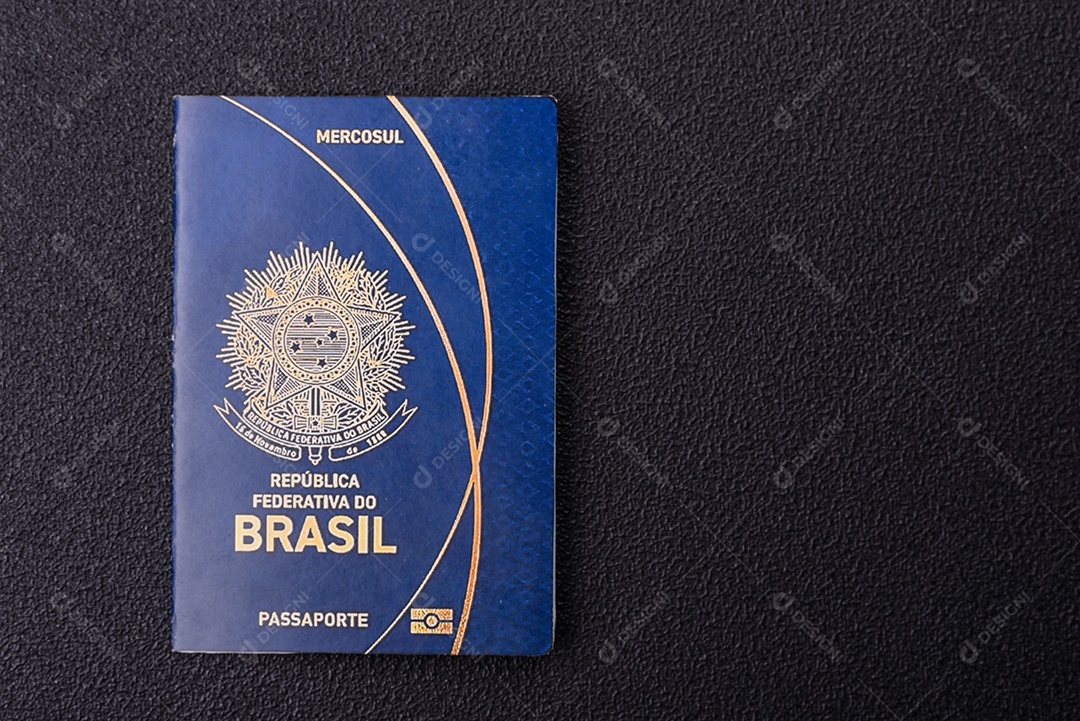 Passaporte brasil em uma mesa de concreto