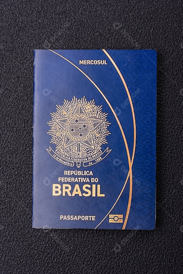 Passaporte brasil em uma mesa de concreto