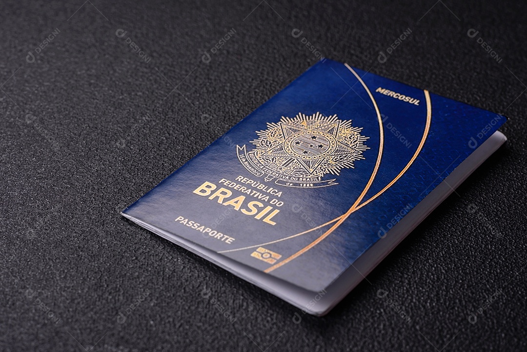 Passaporte brasil em uma mesa de concreto