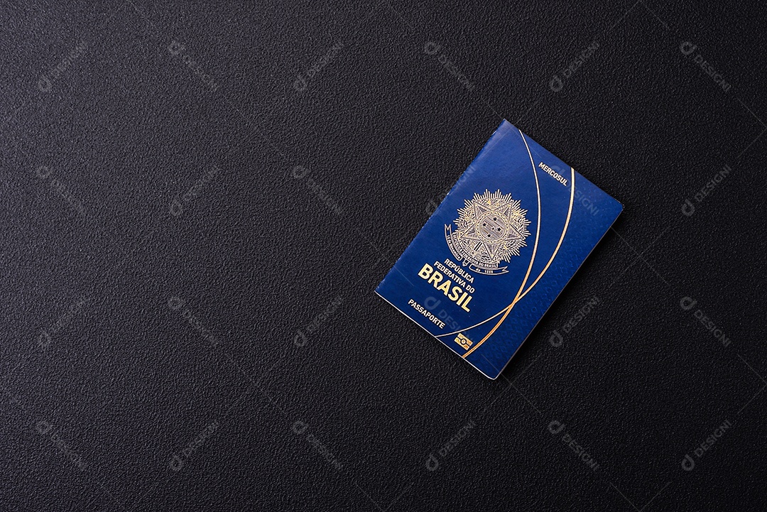 Passaporte brasil em uma mesa de concreto