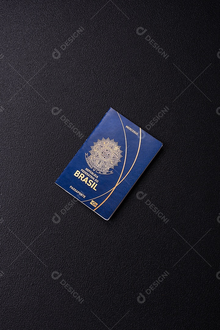 Passaporte brasil em uma mesa de concreto