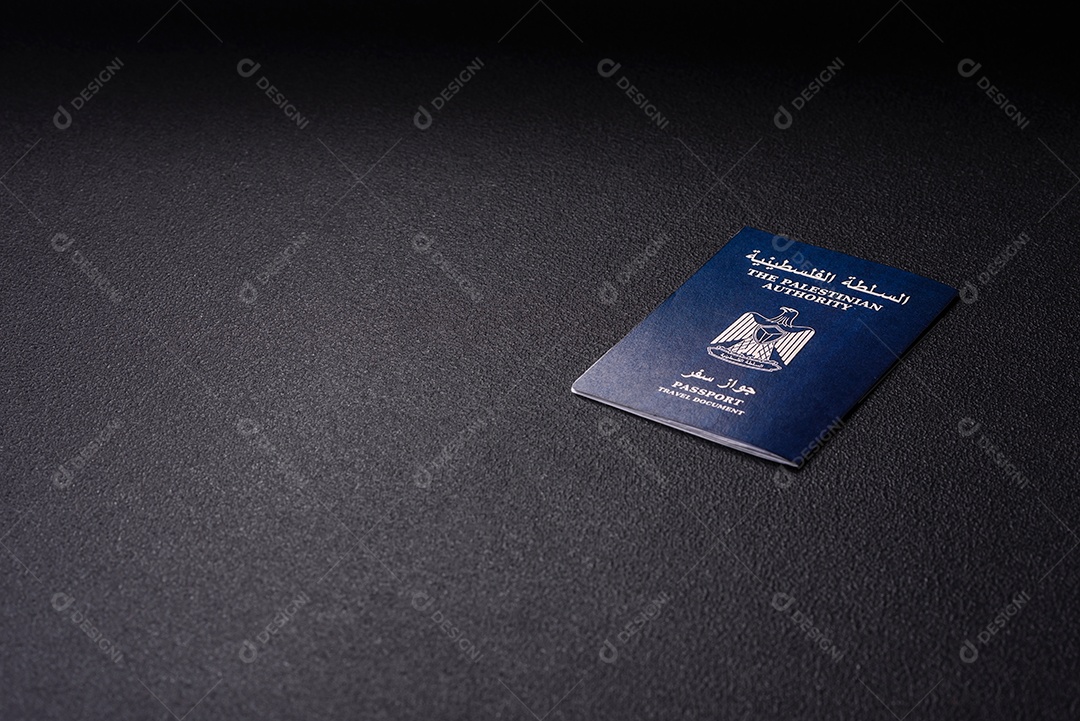 Passaporte Palestina em uma mesa de concreto