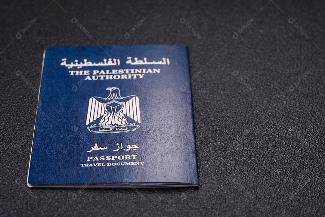 Passaporte Palestina em uma mesa de concreto