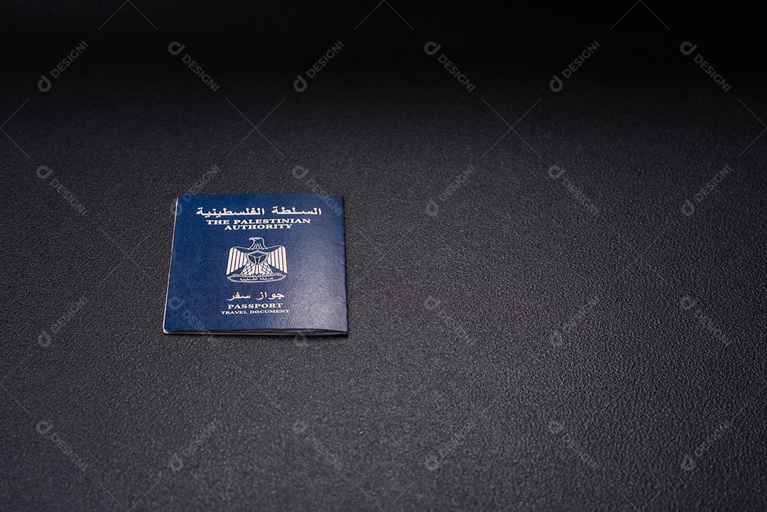 Passaporte Português em uma mesa de concreto