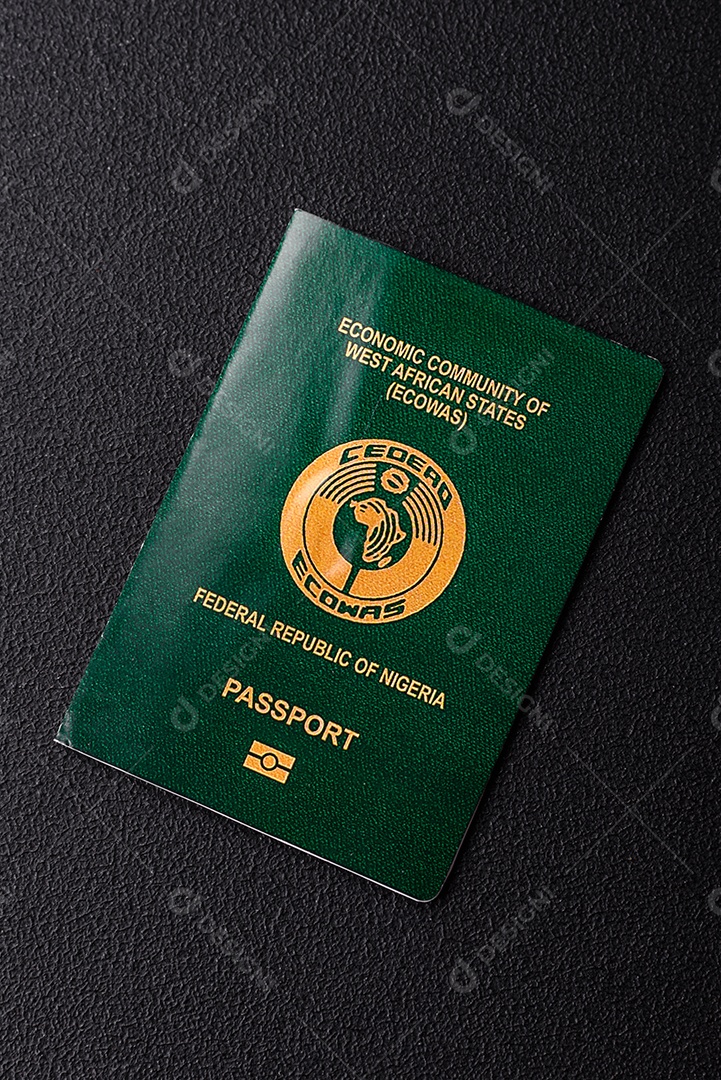 Passaporte Português em uma mesa de concreto