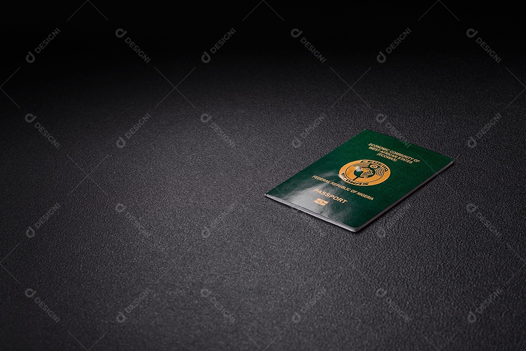 Passaporte Português em uma mesa de concreto