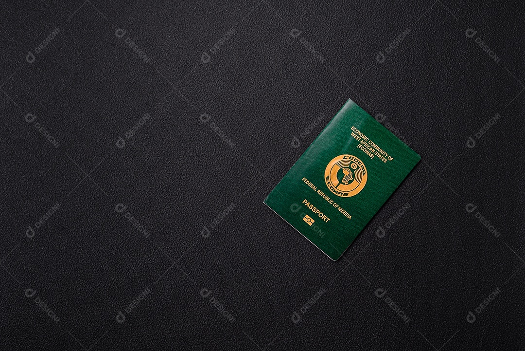 Passaporte Português em uma mesa de concreto