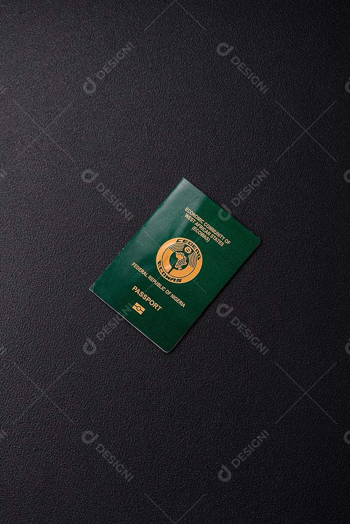 Passaporte Português em uma mesa de concreto