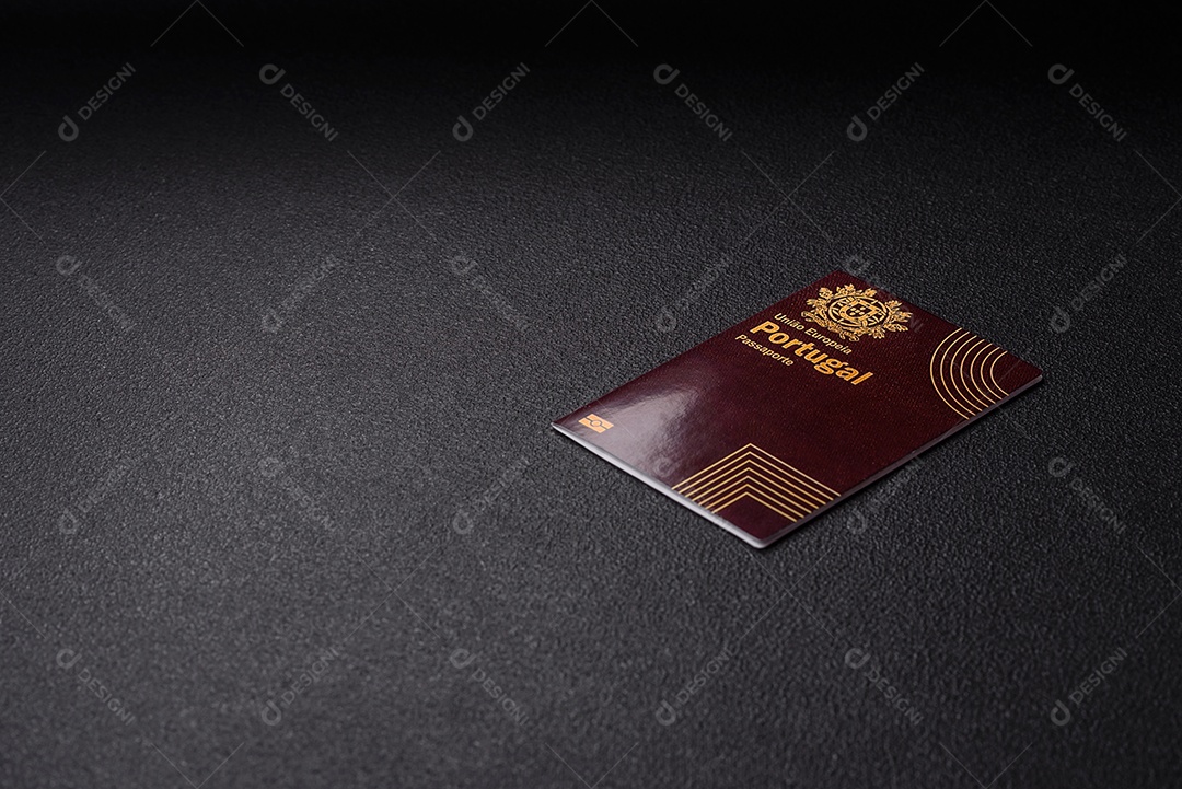 Passaporte Português em uma mesa de concreto