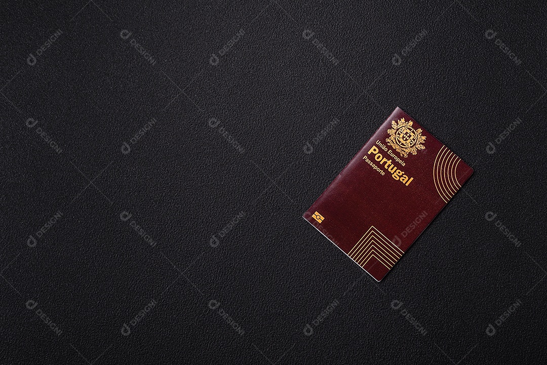 Passaporte Português em uma mesa de concreto