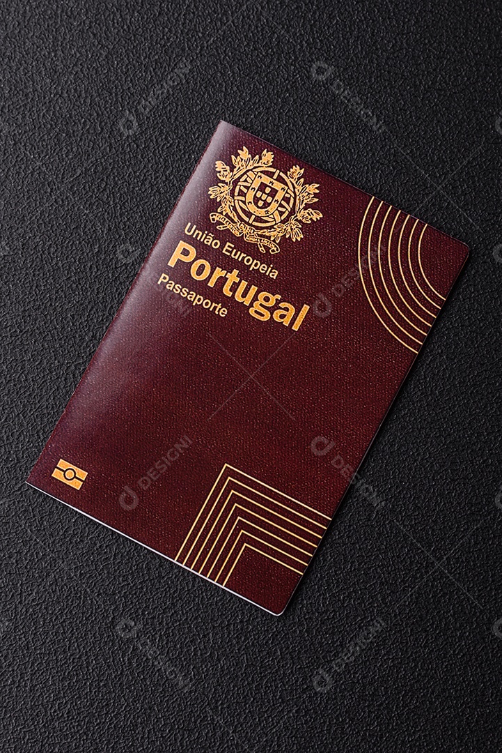 Passaporte Português em uma mesa de concreto