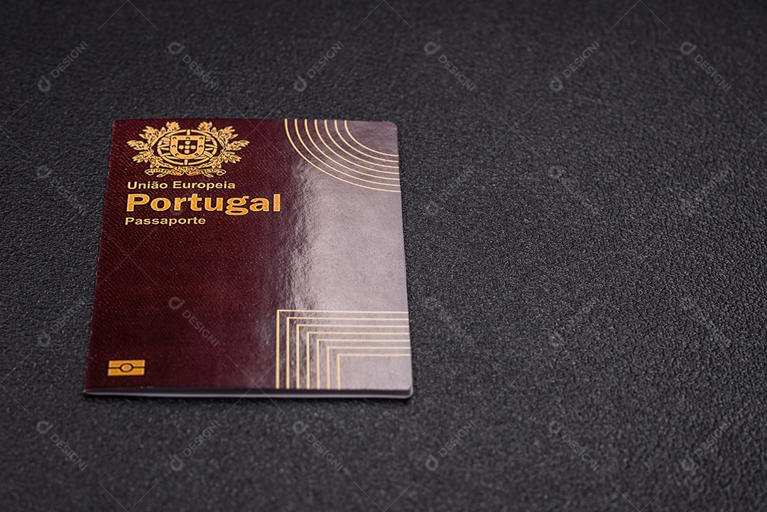 Passaporte Português em uma mesa de concreto