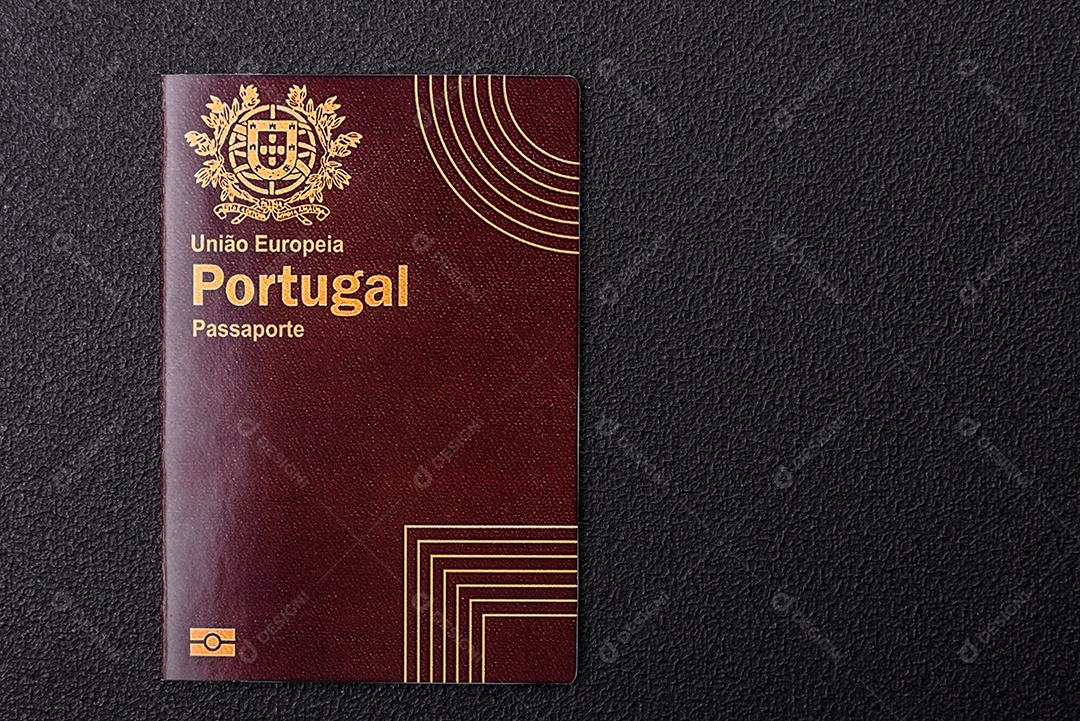 Passaporte Português em uma mesa de concreto