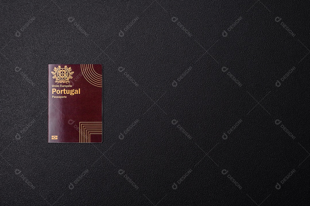 Passaporte Português em uma mesa de concreto