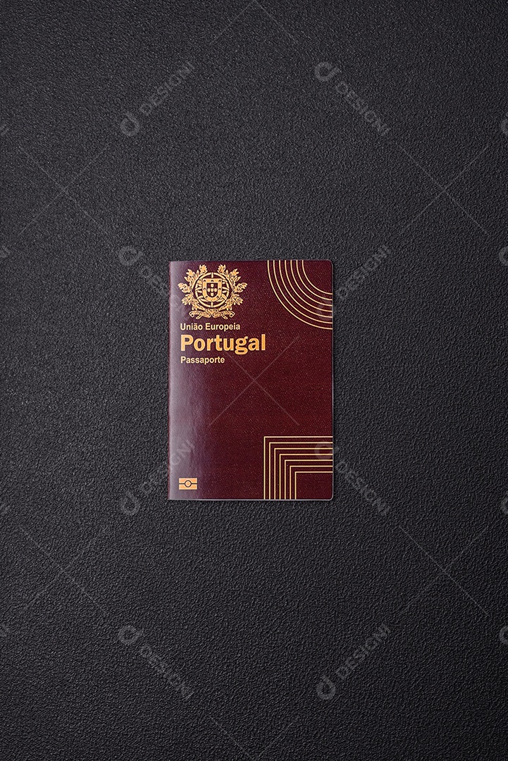 Passaporte Português em uma mesa de concreto