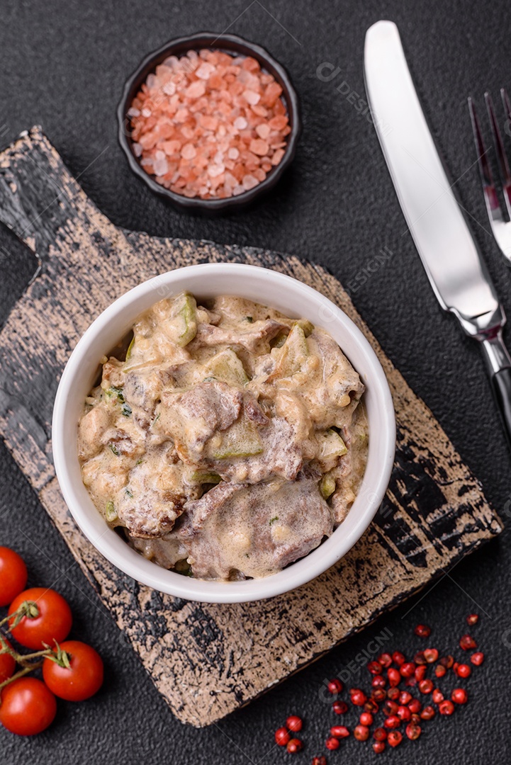 Saboroso strogonoff em uma mesa de concreto