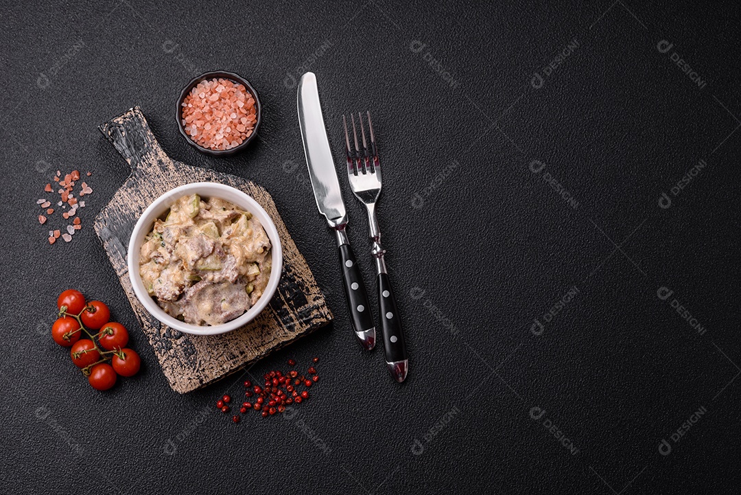 Saboroso strogonoff em uma mesa de concreto