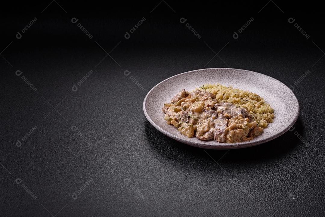 Saboroso strogonoff em uma mesa de concreto