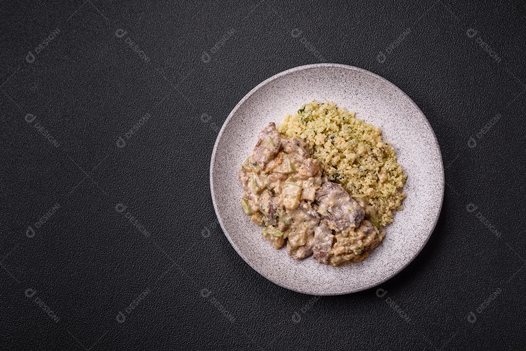 Saboroso strogonoff em uma mesa de concreto