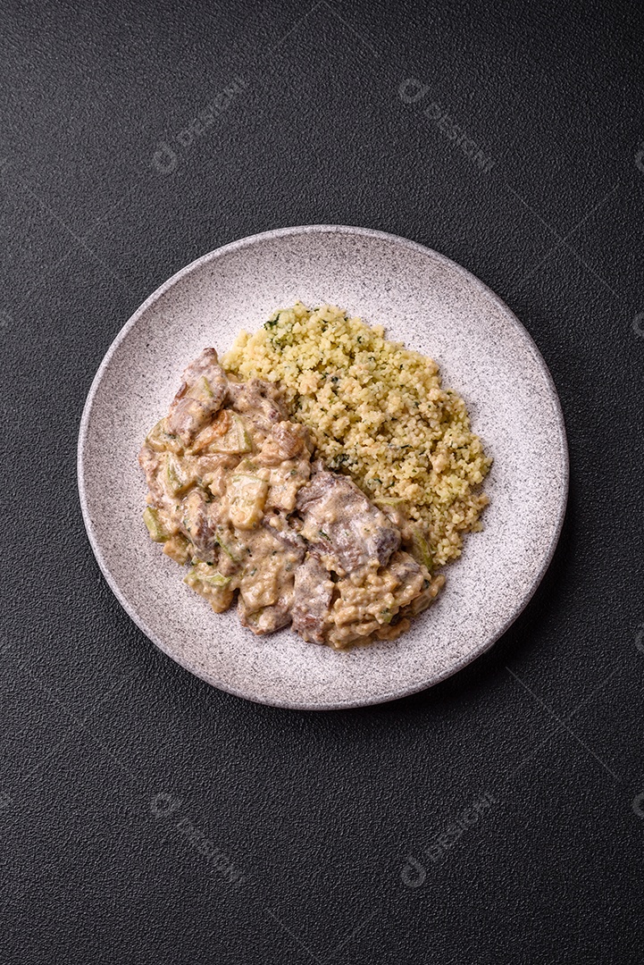 Saboroso strogonoff em uma mesa de concreto