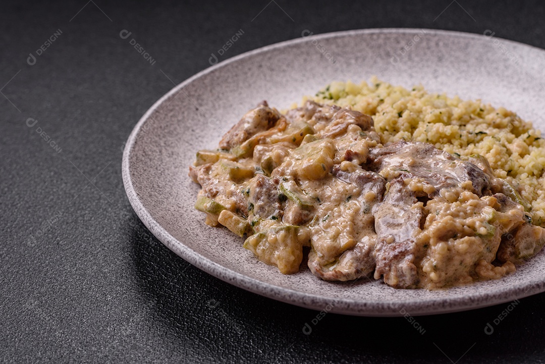 Saboroso strogonoff em uma mesa de concreto