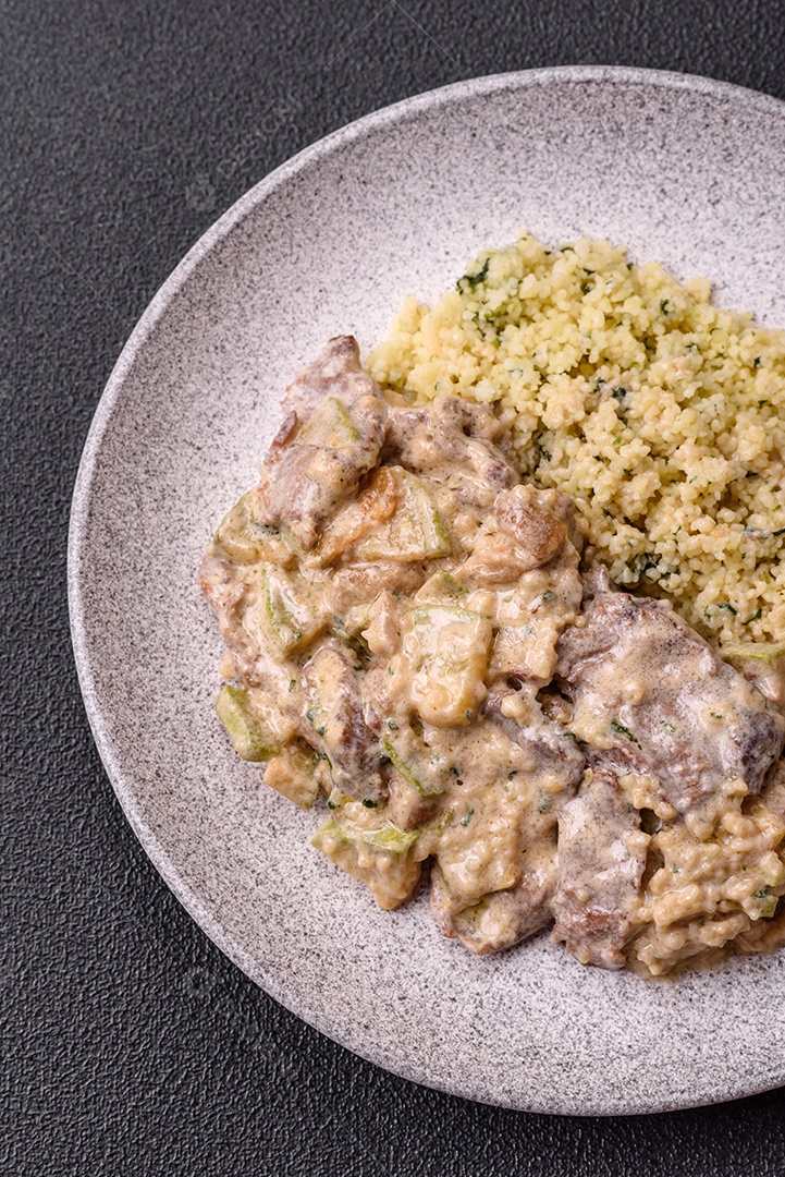 Saboroso strogonoff em uma mesa de concreto