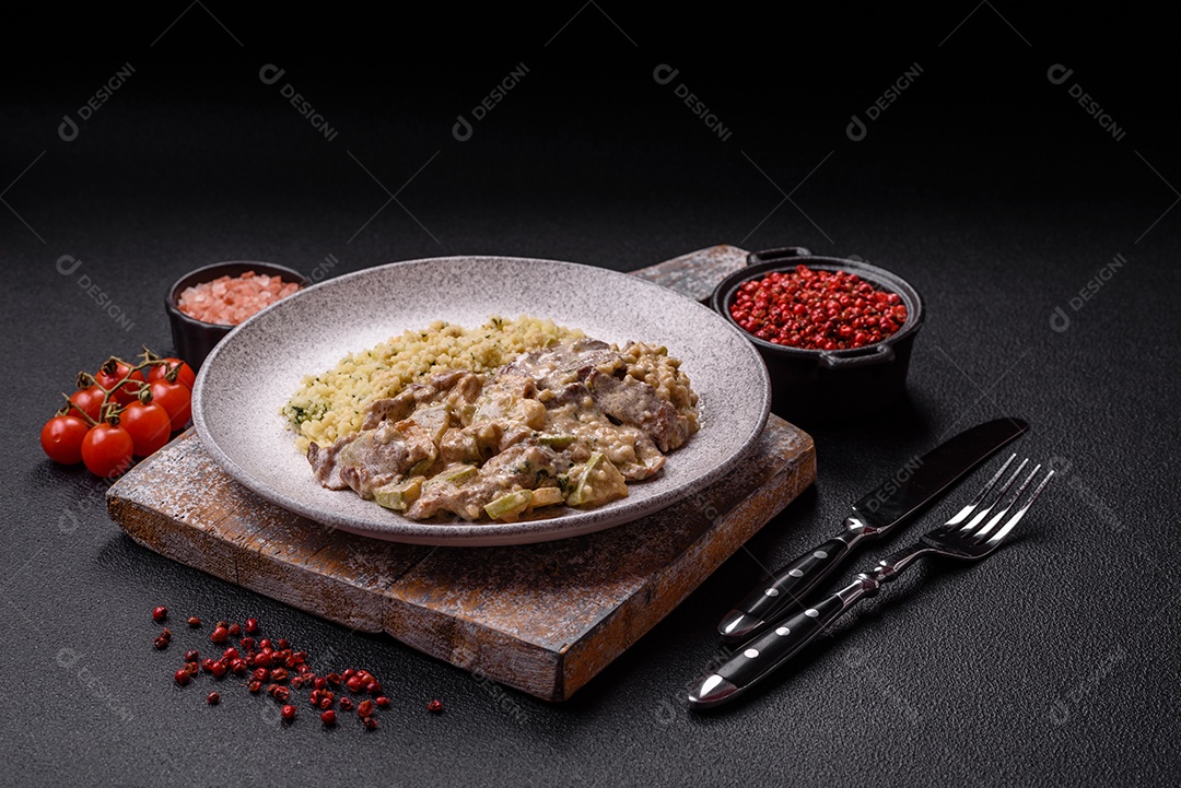 Delicioso Strogonoff em uma mesa de concreto
