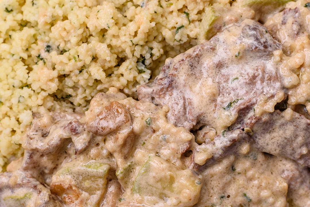 Saboroso strogonoff em uma mesa de concreto